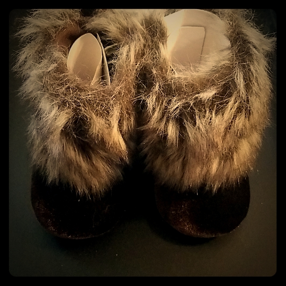 Infant Velvet Fur Booties (KB1) - Picture 1 of 3